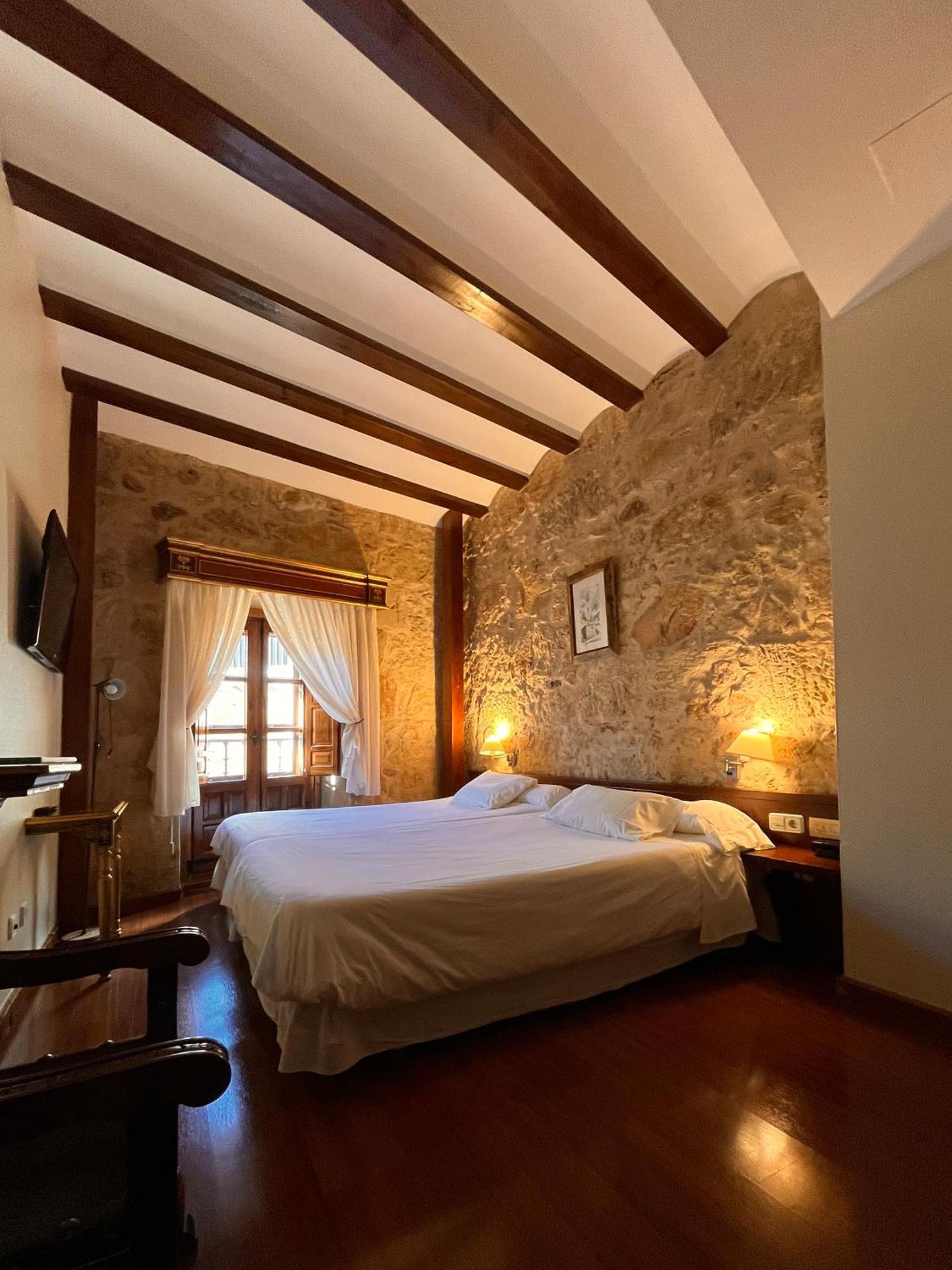 Hotel Microtel Placentinos Salamanca Bagian luar foto