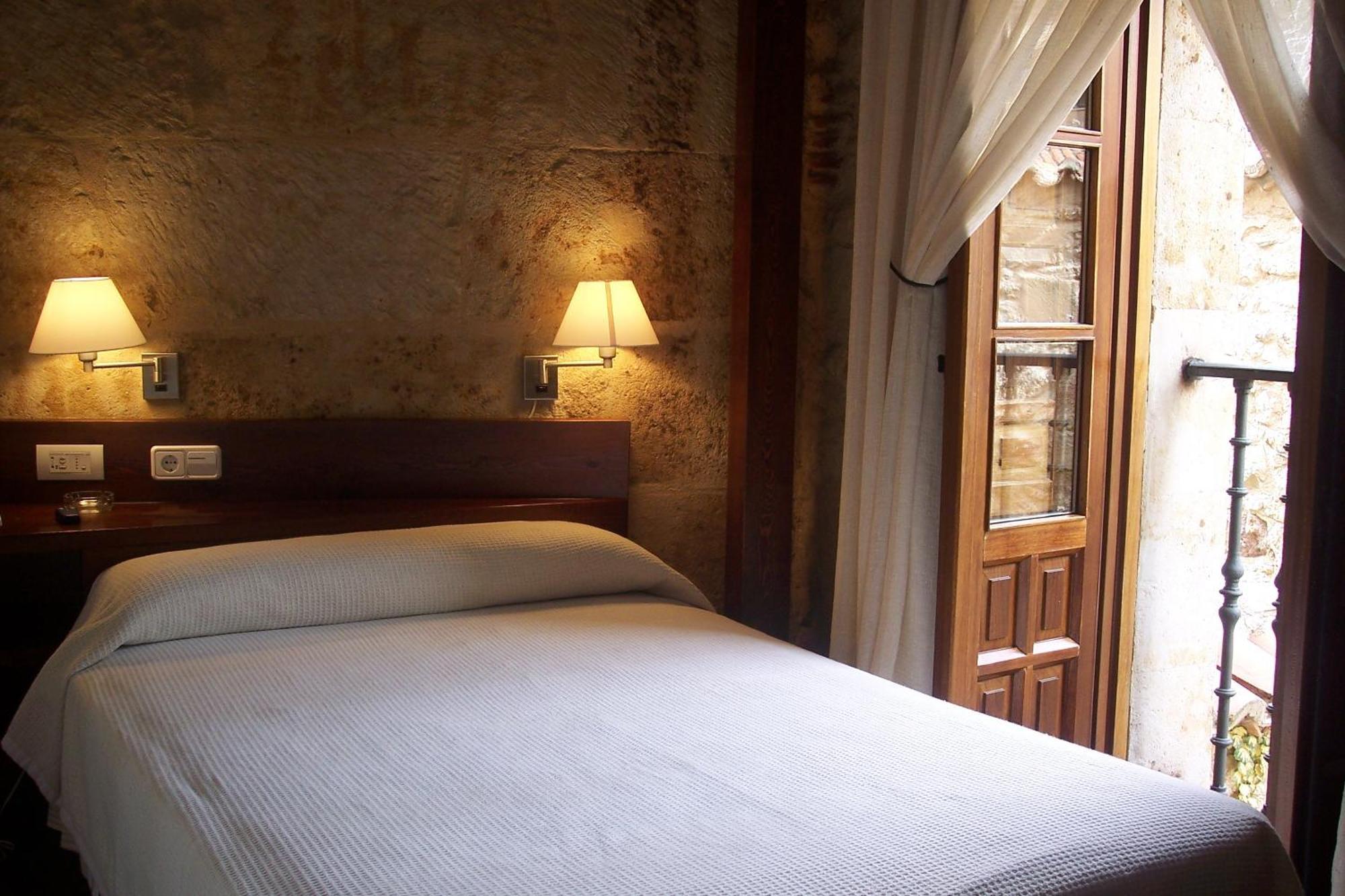 Hotel Microtel Placentinos Salamanca Bagian luar foto